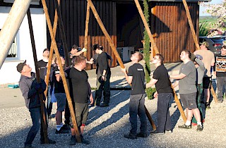 Maibaumstellen